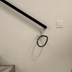 trapleuning tegen muur gelakt 30x30 met led