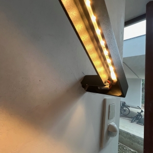 trapleuning tegen muur gelakt 30x30 met led