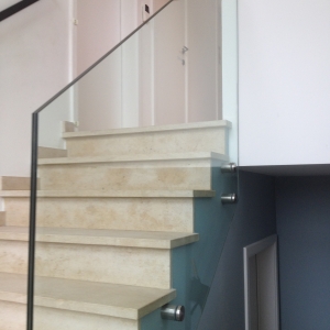 Trapleuning in vrijstaand glas met glasadapters