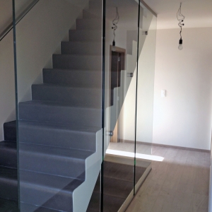 Trapleuning in vrijstaand glas met glasadapters