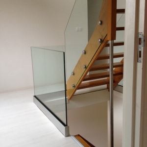 Trapleuning in vrijstaand glas met glasadapters