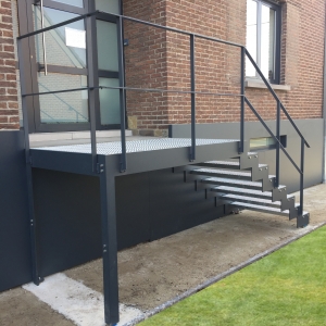 Paxal gelakte buiten balustrade met horizontale staven