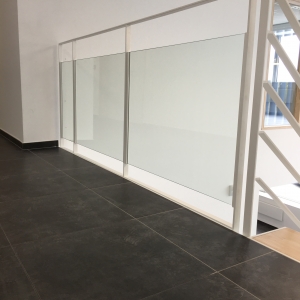 Glazen binnen balustrade wit gelakt met stalen frame