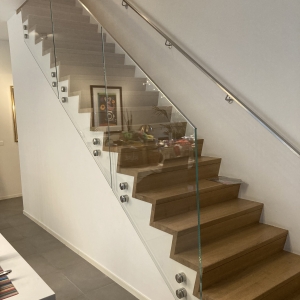 Trapleuning in vrijstaand glas met glasadapters