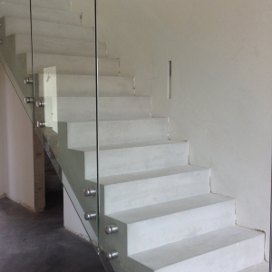 Trapleuning in vrijstaand glas met glasadapters