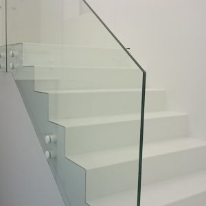 Trapleuning in vrijstaand glas met glasadapters