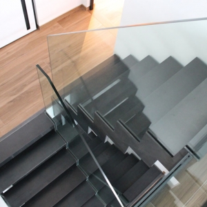 glazen trapleuning met ingeklemd glas