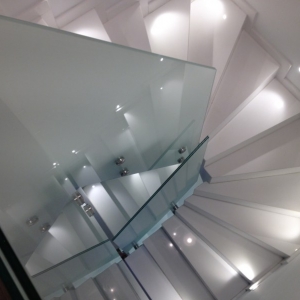 Trapleuning in vrijstaand glas met glasadapters