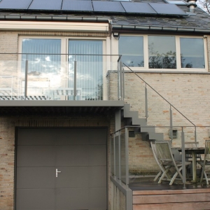 balustrade in gelakt staal met glas voor buiten