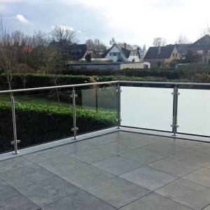 Buiten balustrade met inox glasklemmen