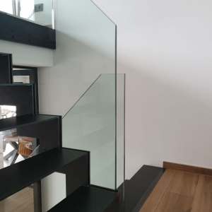 glazen trapleuning met ingeklemd glas