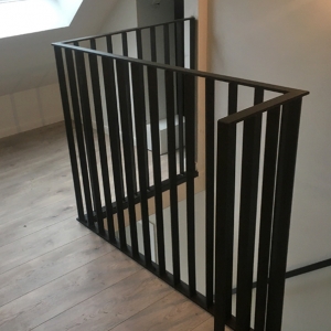 Binnen balustrade met verticale staven