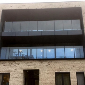 borstwering met ingeklemd vrijstaand glas