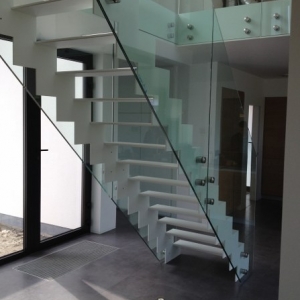 Trapleuning in vrijstaand glas met glasadapters