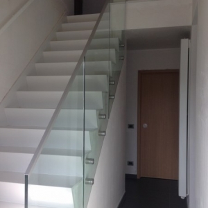 Trapleuning in vrijstaand glas met glasadapters