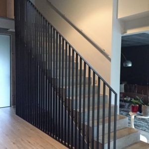 trapleuning met verticale staven in staal