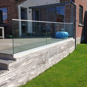 vrijstaande glazen buiten balustrade 