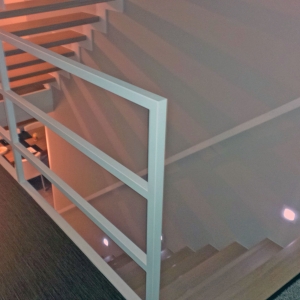 Binnen balustrade wit gelakt met horizontale vierkante staven