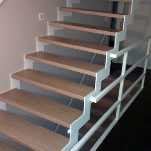 Binnen balustrade wit gelakt met horizontale vierkante staven