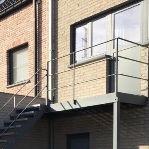 balustrade in gelakt staal met staven